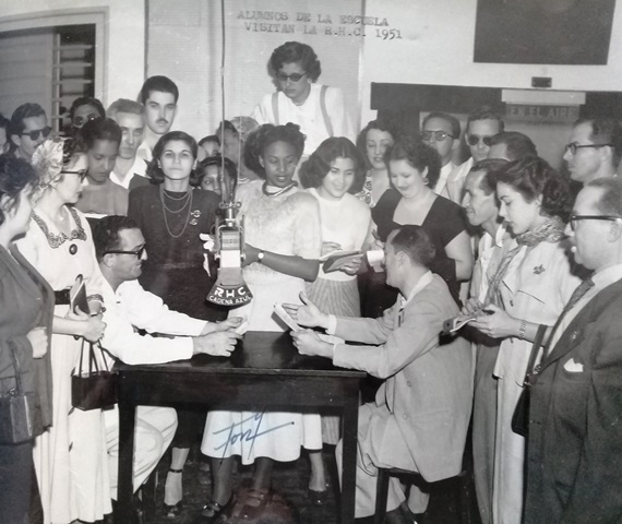 Foto de Alumnos visitan la RHC como parte de las prácticas preprofesionales, 1951. Album 24, Fondo fotográfico BNCJM